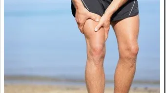 A runner clutching the outside of the knee in pain