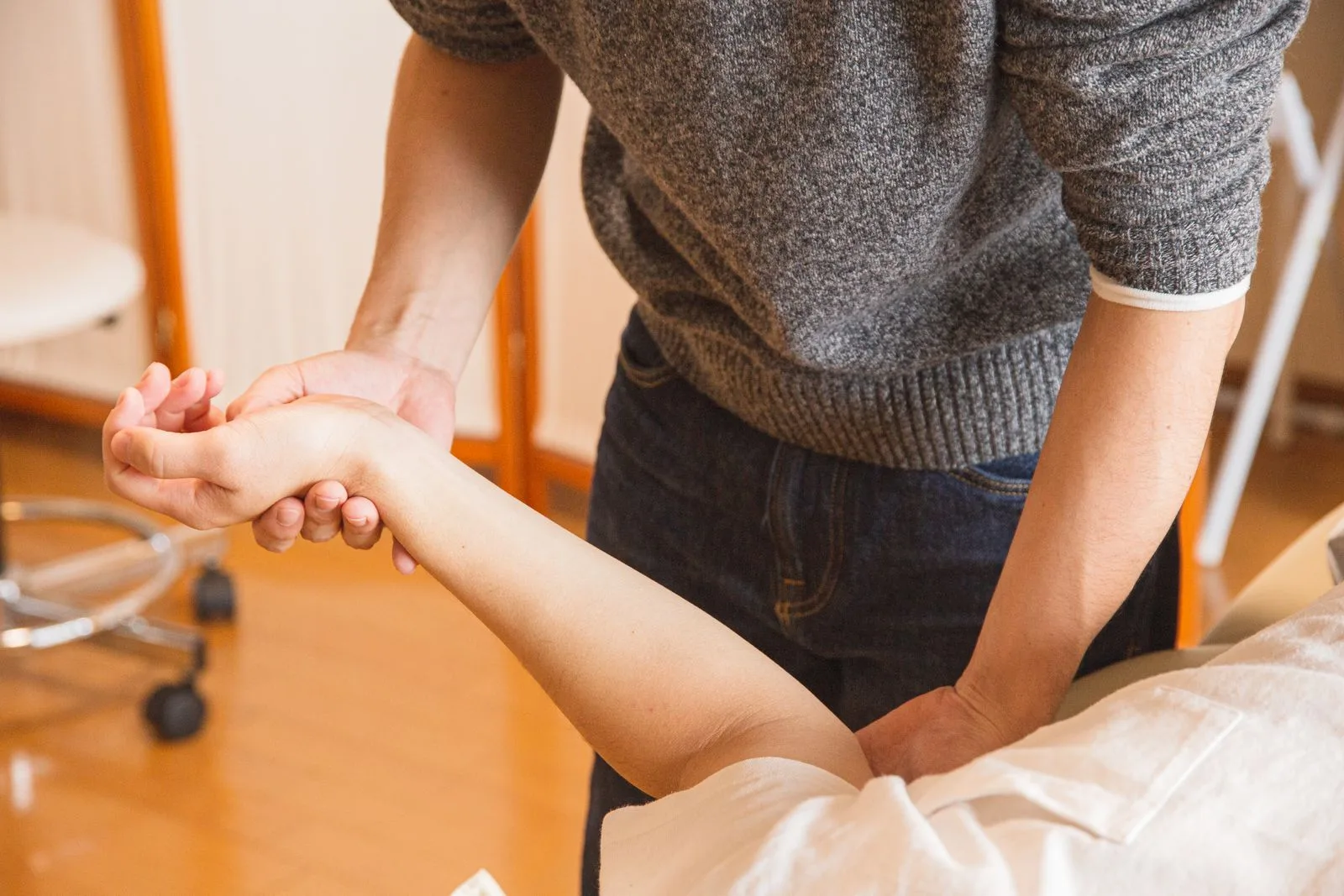 Physical therapist providing hands-on treatment to calm acute pain
